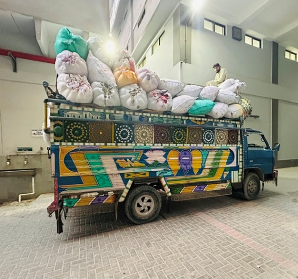 Beladen vrachtwagen met textielbalen bij een productielocatie in Pakistan